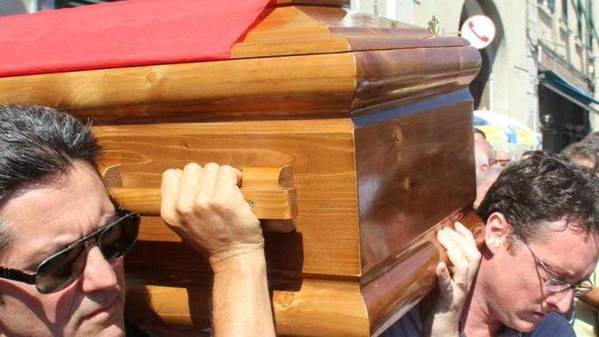 Applausi, falce e martello la politica saluta Vittori