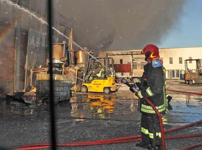 Aziende a fuoco, due incendi in poche ore 
