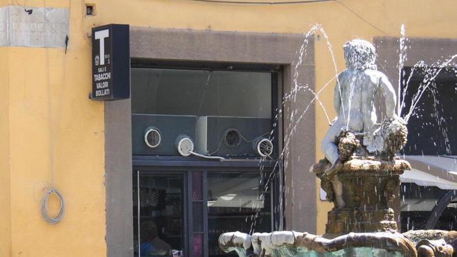 Ha lavorato anche come tessitore
