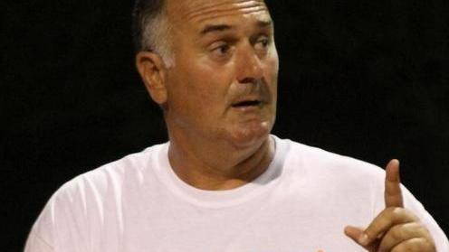 È il maestro Spadoni ad alzare il trofeo