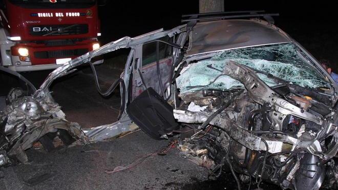 Con l’auto si schianta contro l’albero