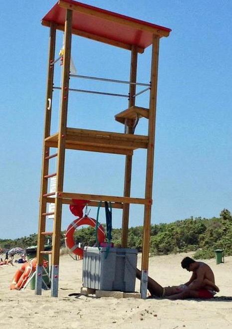 Il bagnino si distrae... E su Facebook infuria la polemica 