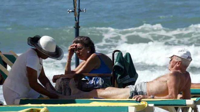 Massaggi tra gli ombrelloni Denunciata 49enne cinese