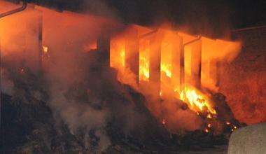 Incendio nel capannone a Nugola, due giorni di fuoco 