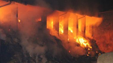 Incendio nel capannone a Nugola, due giorni di fuoco