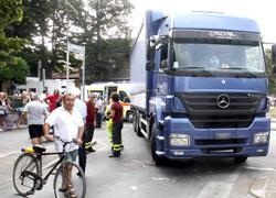 Donna in bici finisce sotto un camion, gravi fratture agli arti inferiori 
