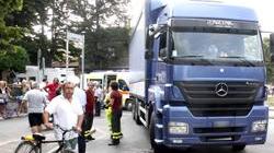 Donna in bici finisce sotto un camion, gravi fratture agli arti inferiori