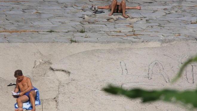 Abbronzatura low cost sul fiume dietro casa