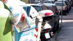 Spazzatura lasciata sul marciapiede «È una vergogna»