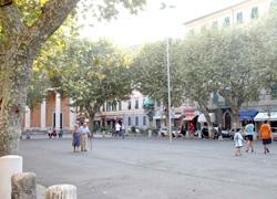 Giocano a pallone di notte in piazza XX Settembre, sei denunciati 