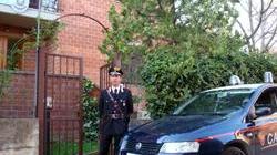 Distruggono una pensilina, segnalati due minorenni