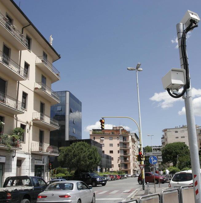 Foto e multa a chi passa col rosso 