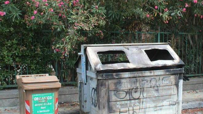 Cassonetti e un’auto in fiamme nella notte Caccia a due giovani