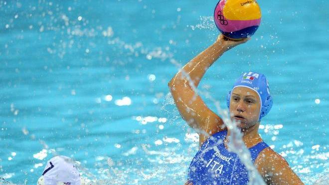 Le squadre, che disastro Fuori la pallanuoto e le ragazze del beach