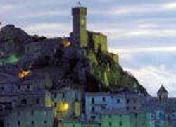 Una torre medievale sotto al campanile di Roccatederighi 