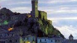 Una torre medievale sotto al campanile di Roccatederighi