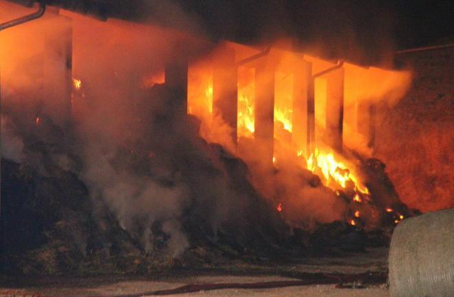 Nugola, ancora fiamme all’interno del capannone 