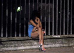 Sanzioni alle prostitute e ai clienti che ci parlano 