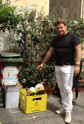 Lattine, bottiglie e recipienti portati via a rilento