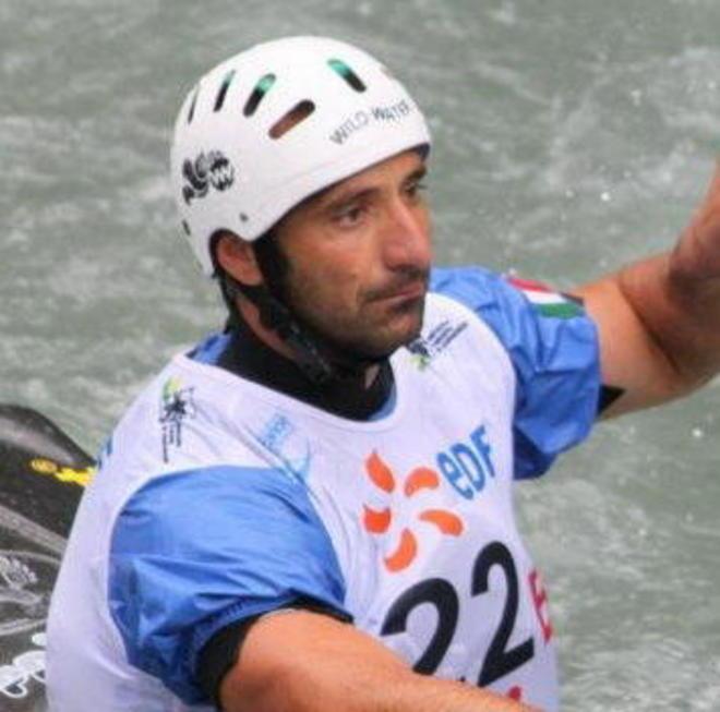 La canoa apuana brilla ancora 