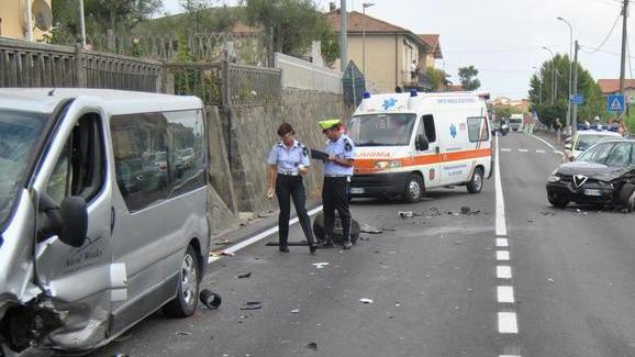 Grave un pedone schiacciato contro un muro