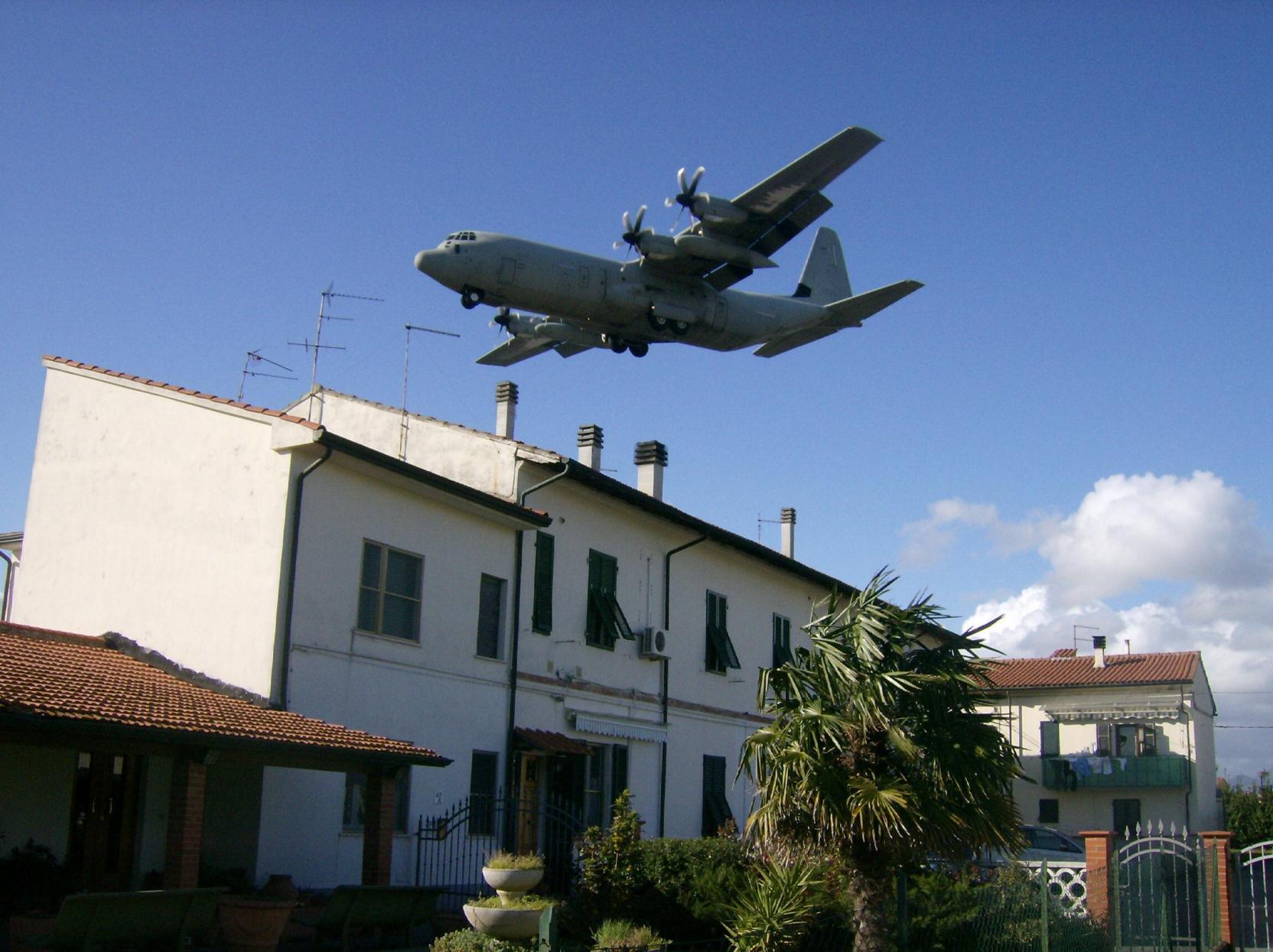 Vivere con l’aeroporto in casa «Il terremoto? No, è un jet» 