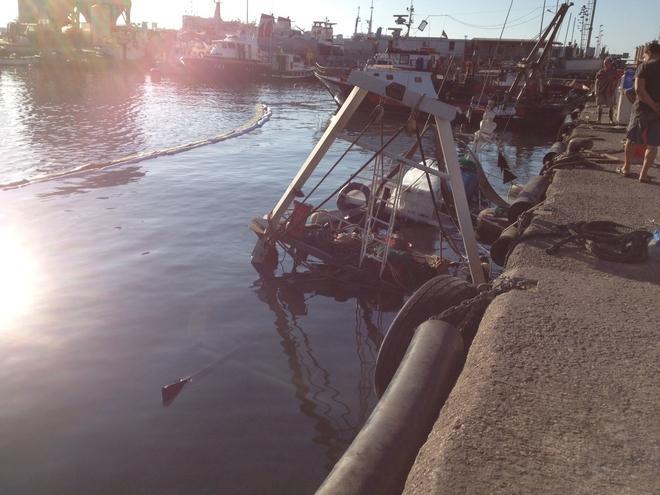 Affonda peschereccio in porto, giallo sulle cause 
