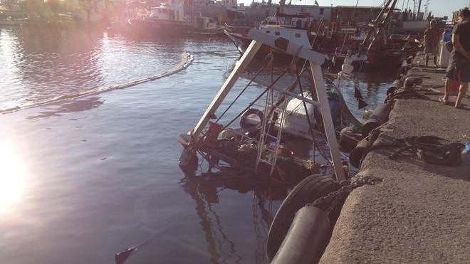 Affonda peschereccio in porto, giallo sulle cause