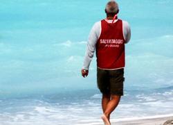 Turista rischia di annegare Lo salvano tre bagnini 