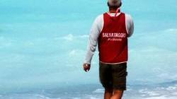 Turista rischia di annegare Lo salvano tre bagnini