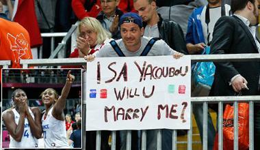 Un cartello al palasport di Londra per chiedere alla Yacoubou di sposarlo 