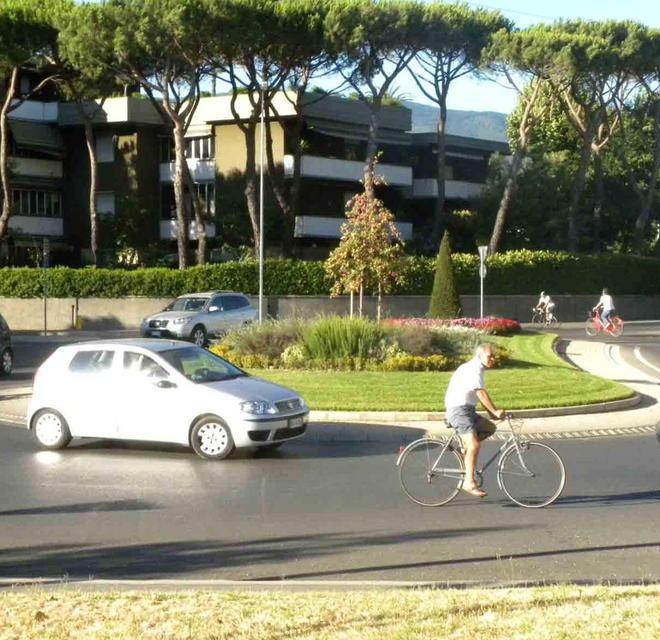 Finisce sull’asfalto tanta acqua per le rotonde
