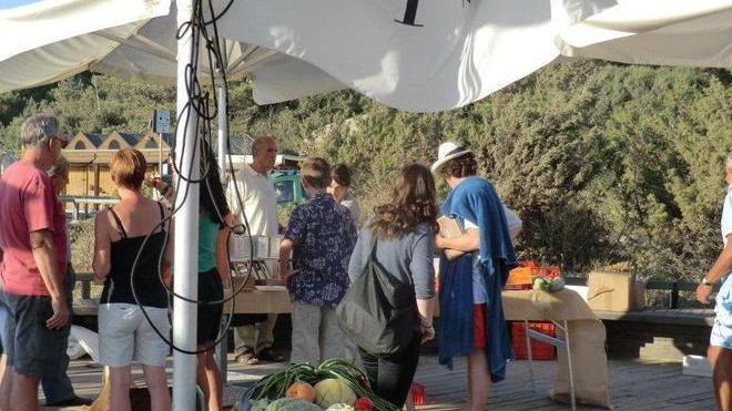 Mercatino della terra a due passi dal mare