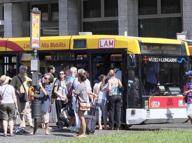 Cinque nomadi fermate per scippo sui bus 