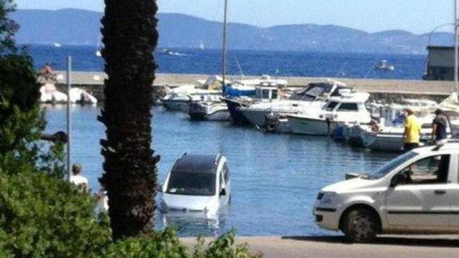 Auto in folle finisce in mare a Cavo