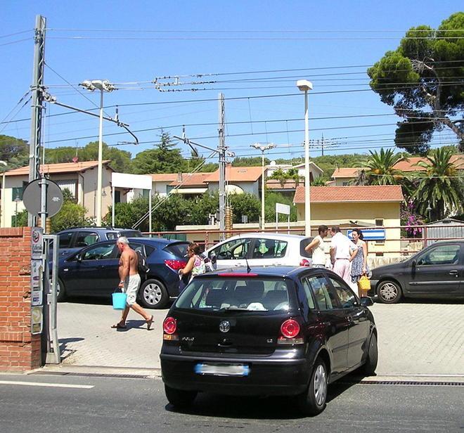 Auto posteggiate ovunque intorno alla stazione 