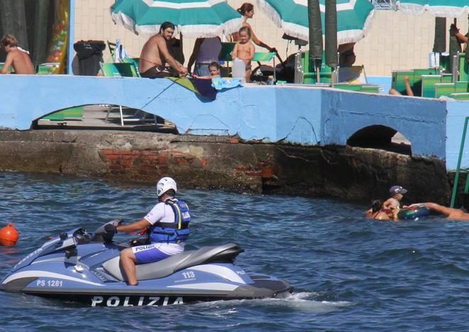 Controlli in mare della polizia dai Pancaldi a Cala del Leone