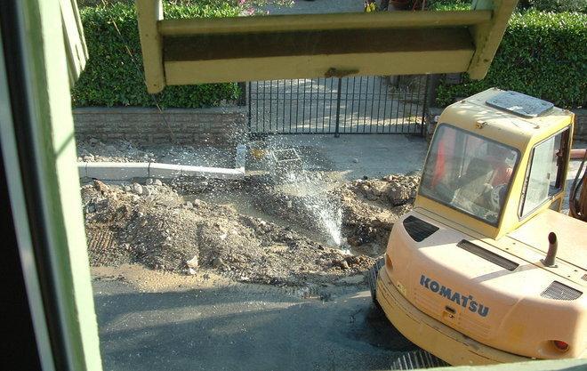 Lavori sul marciapiede già rifatto 