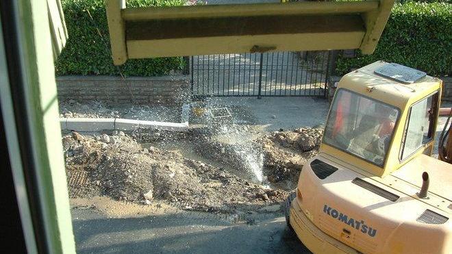 Lavori sul marciapiede già rifatto