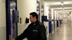 Faceva rapine ed era ai domiciliari