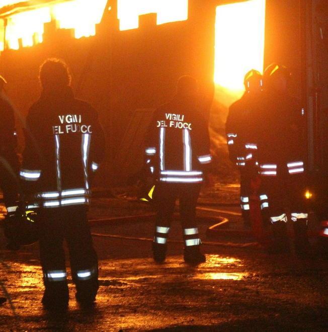 Maxi incendio nella notte a Grecciano: brucia anche la copertura in amianto 