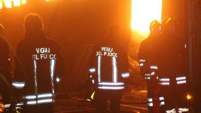 Maxi incendio nella notte a Grecciano: brucia anche la copertura in amianto