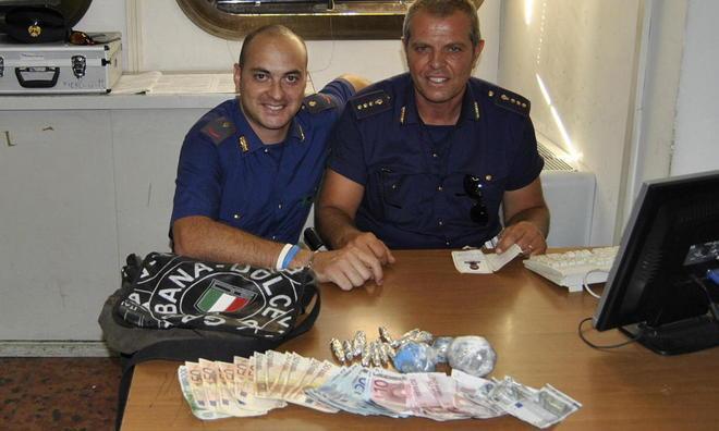 150 grammi di marijuana nella borsa