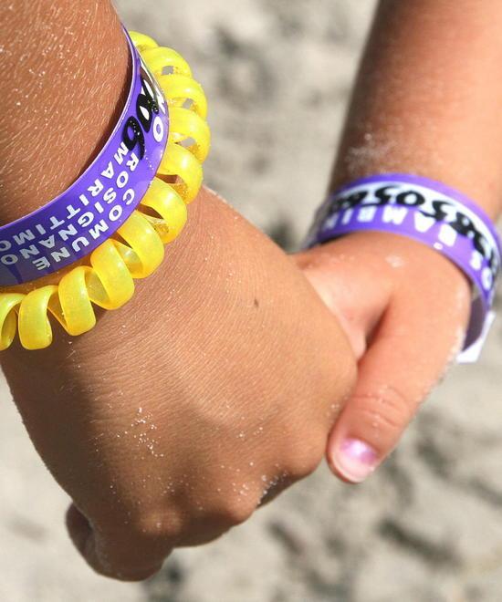 Genitori a caccia dei braccialetti anti-smarrimento 