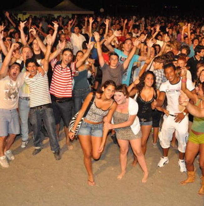 Torna il beach party ballo non stop sul mare fino all’alba