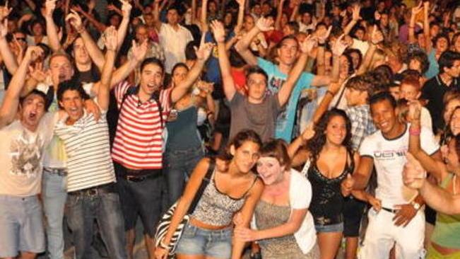 Torna il beach party ballo non stop sul mare fino all’alba