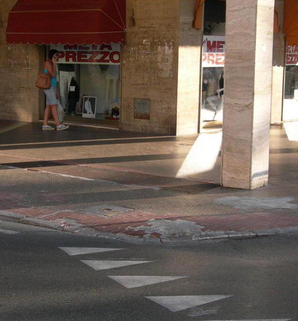 Marciapiedi rotti, sporcizia e poche luci Il degrado in Rete 