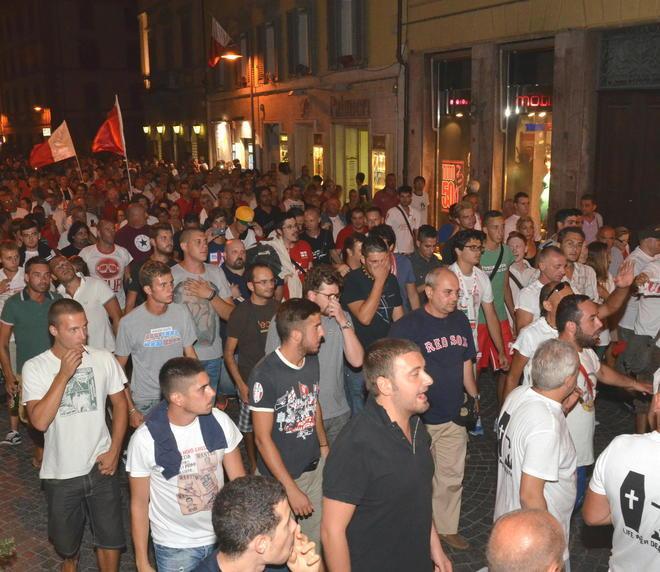 In 500 alla fiaccolata per il Grifone 