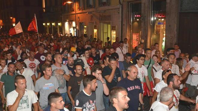 In 500 alla fiaccolata per il Grifone