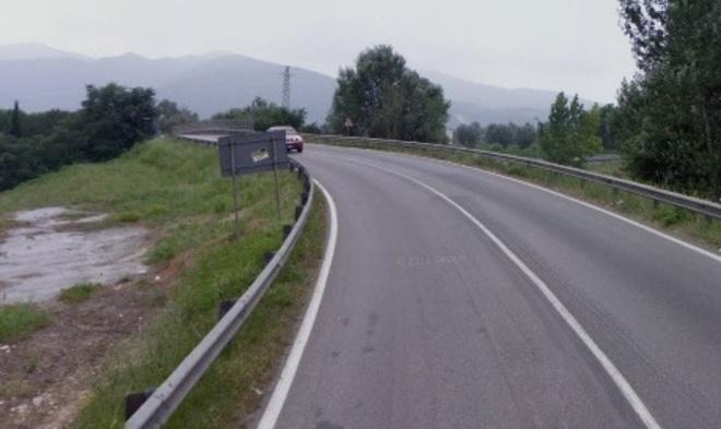 Operaio travolto da un’auto mentre segnala i lavori stradali